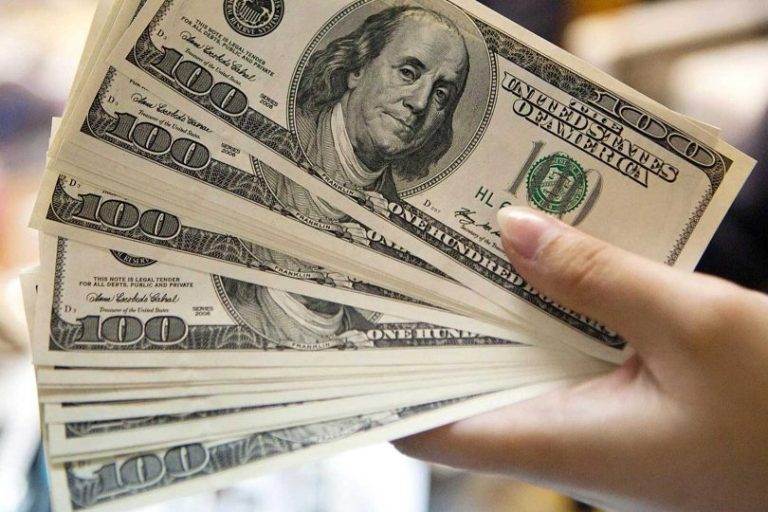 وزیر اقتصاد: ماندگاری دلار بالای ۴۰۰۰ تومان صحت ندارد