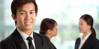 چرا کارمندان چینی بیشتر از کارمندان آمریکایی کار میکنند