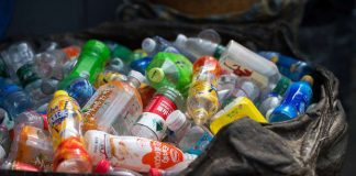 دنیا چگونه به جنگ مواد پلاستیکی رفته است بطری های پلاستیکی