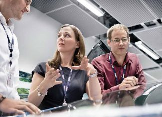 به اعضای تیم کمک کنید مهارتهای جدید را از یکدیگر یاد بگیرند