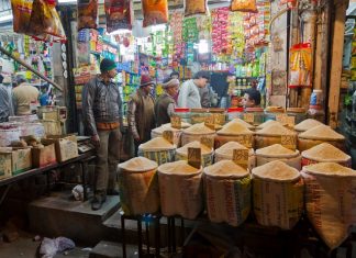 بقالی در هند هنوز طرفدار دارد بازار سنتی در هند