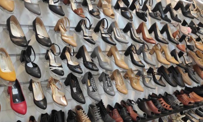تنها از یک‌ دهم ظرفیت صادرات یک‌ میلیارد دلاری در صنعت کفش بهره می‌بریم!