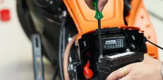 با اشتباه زدن قطب مثبت و منفی باتری موتور سیکلت چه اتفاقی میافتد؟ با اشتباه زدن قطب مثبت و منفی باتری موتور سیکلت چه اتفاقی میافتد؟