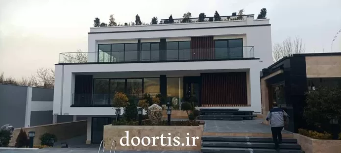 راهنمای انتخاب نرده شیشه‌ای مناسب برای ساختمان‌های دوبلکس، ویلا و برج‌های بلند