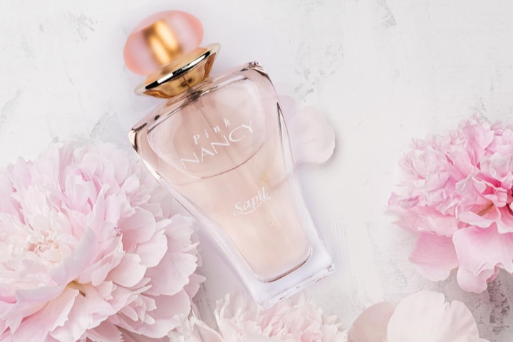 عطر خنک زنانه با پخش بوی بالا